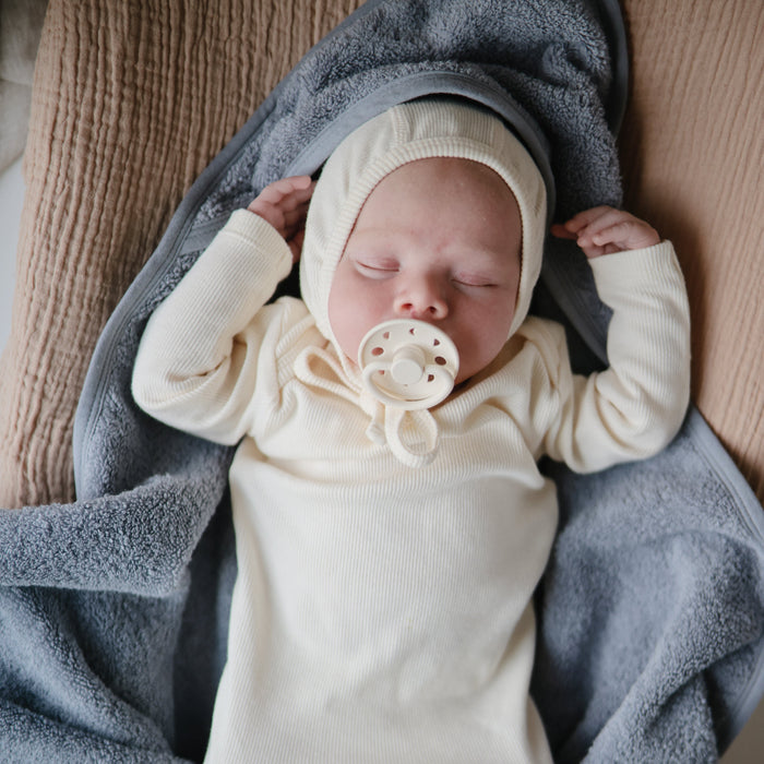 Mushie Ribbed Baby Bonnet